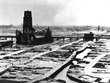 Bestand:Rotterdam, Laurenskerk, na bombardement van mei 1940.jpg